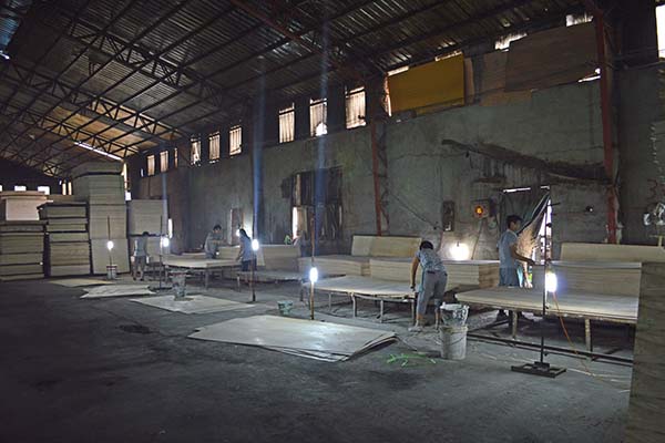 好色先生成人APP刮腻子加工车间