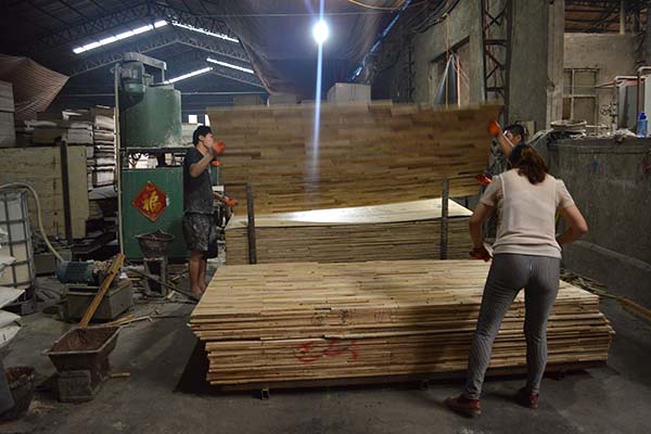 好色先生APP下载板材涂胶现场