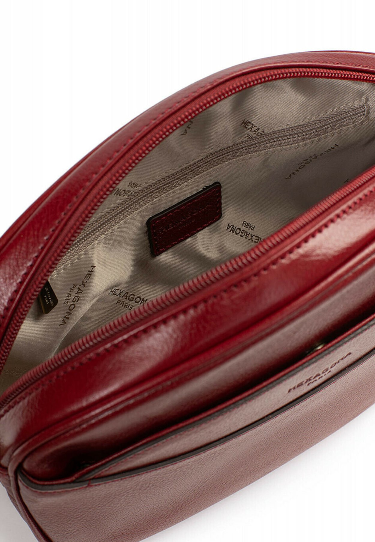 Vue rapprochée du sac Hexagona montrant la texture du cuir grainé et les surpiqûres