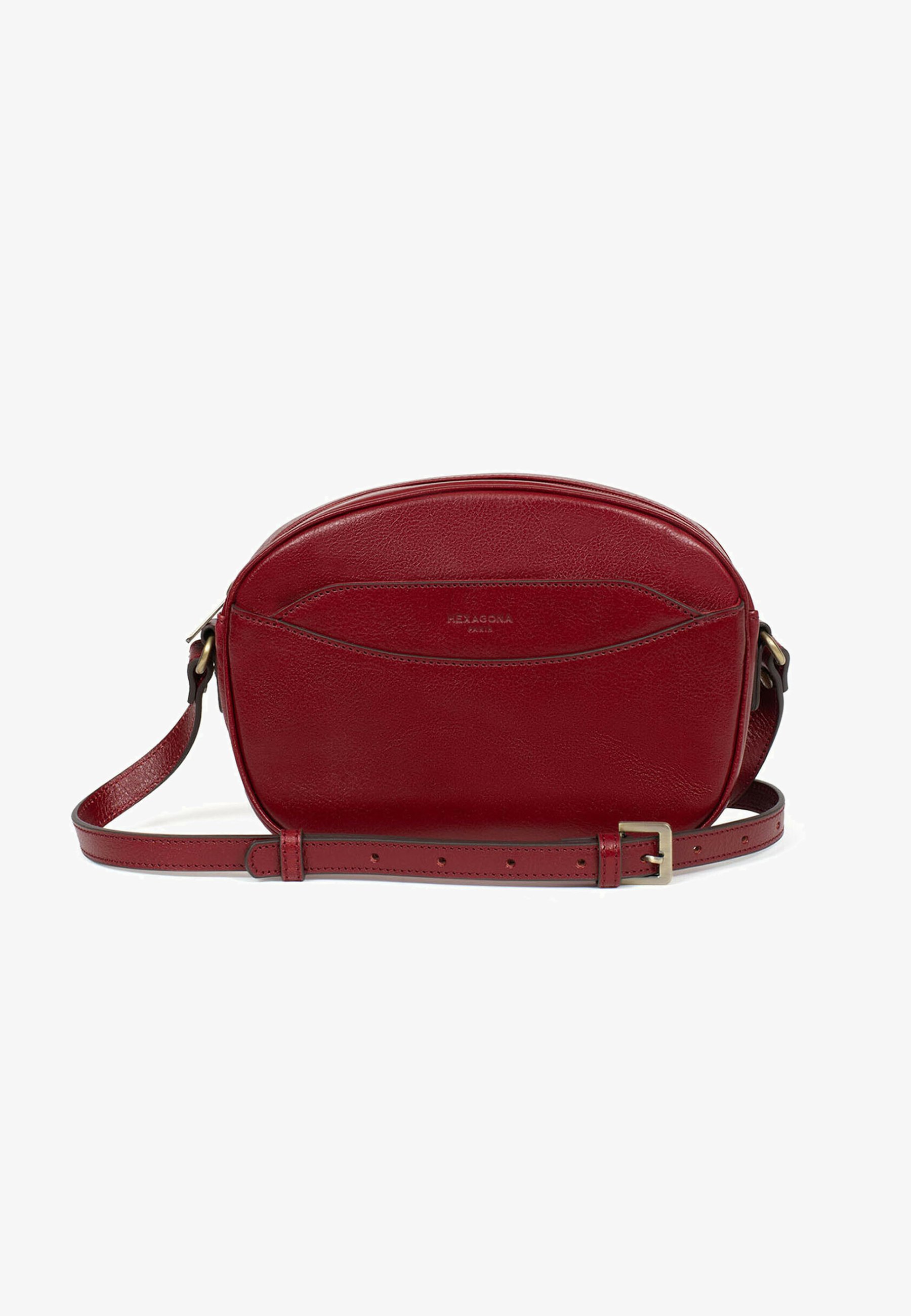 Sac bandoulière Hexagona en cuir grainé couleur carmin, vu de face avec bandoulière ajustée